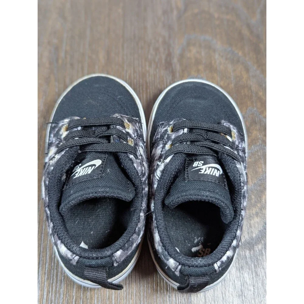 NIKE Baby Shoes Sneakers Size 5C 743185-002 Black White Elastic Lace